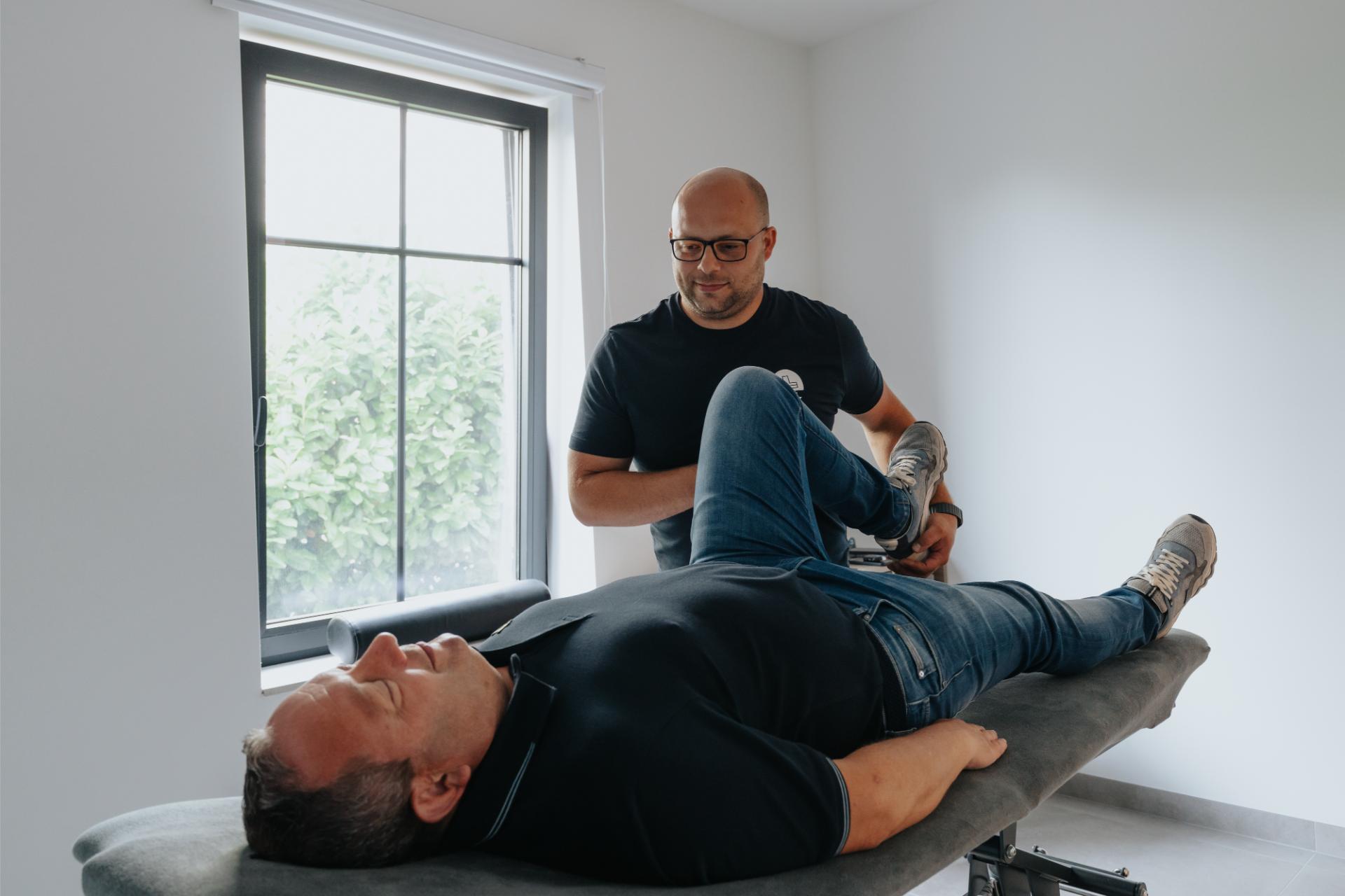 Kinesitherapeut van Refit begeleidt een patiënt met gerichte therapie voor mobiliteit en herstel