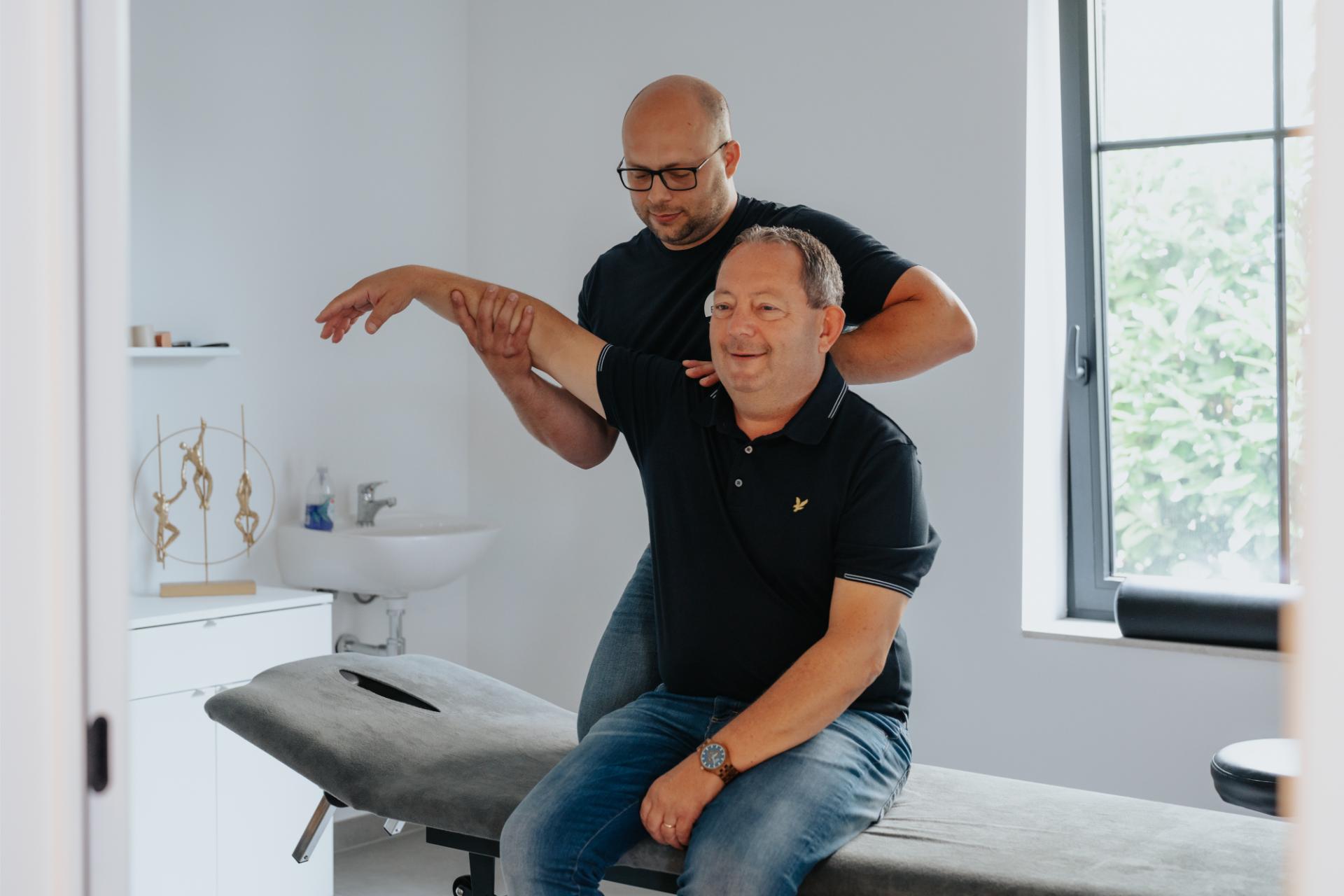Kinesitherapeut van Refit begeleidt een patiënt met gerichte therapie voor mobiliteit en herstel