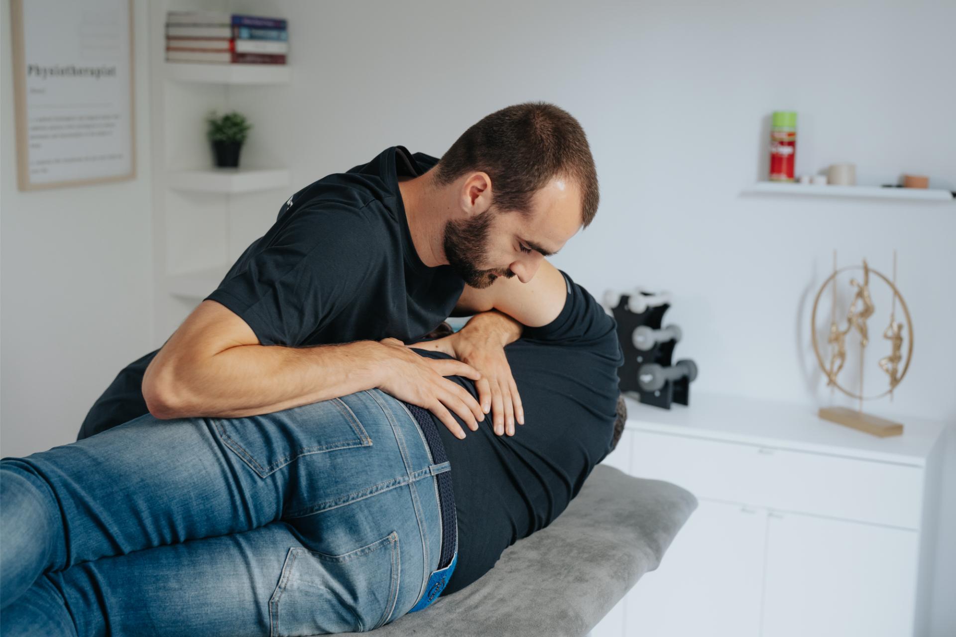 Kinesitherapeut van Refit begeleidt een patiënt met gerichte therapie voor mobiliteit en herstel
