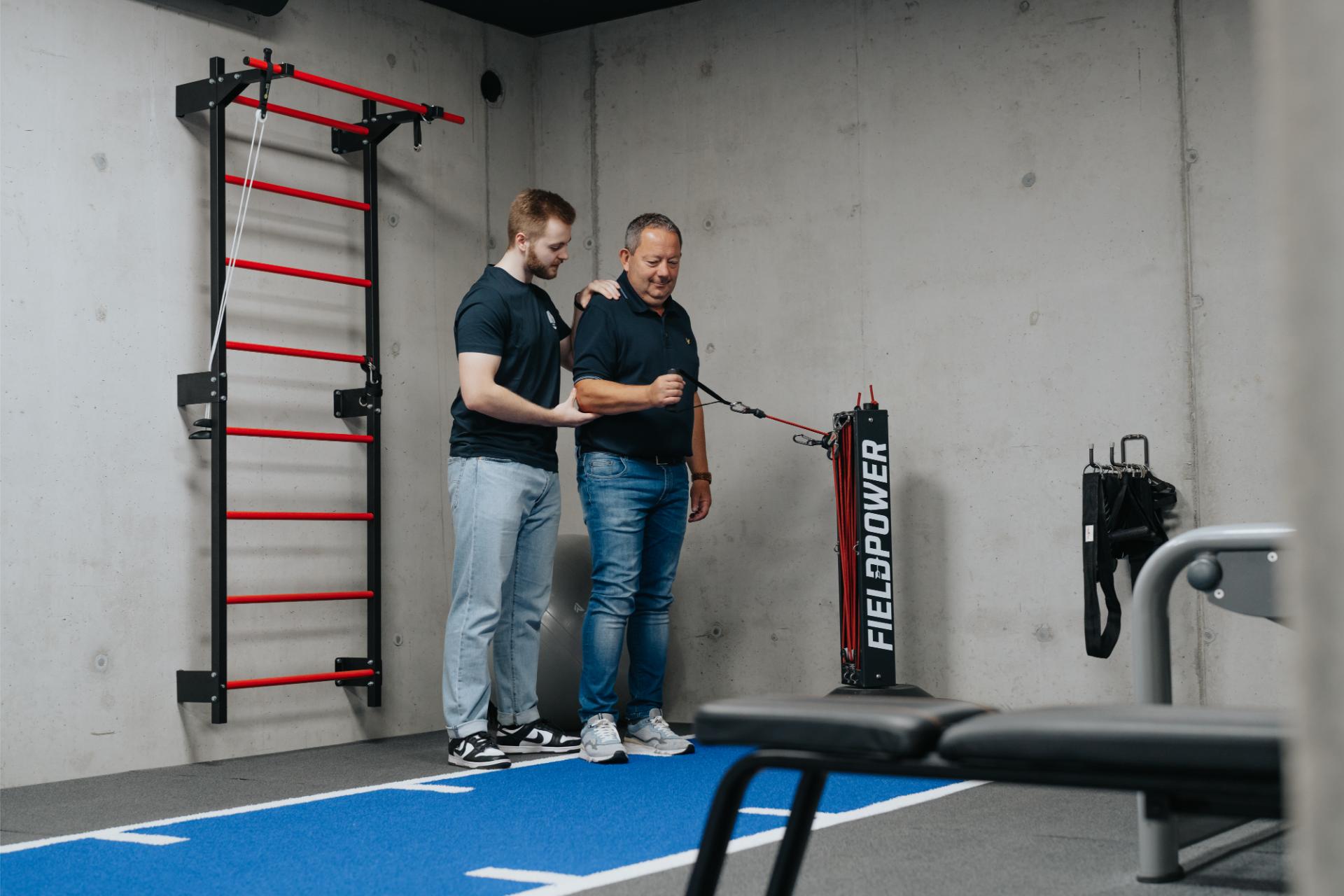 Patiënt traint onder begeleiding bij Refit met actieve oefentherapie voor kracht, stabiliteit en herstel