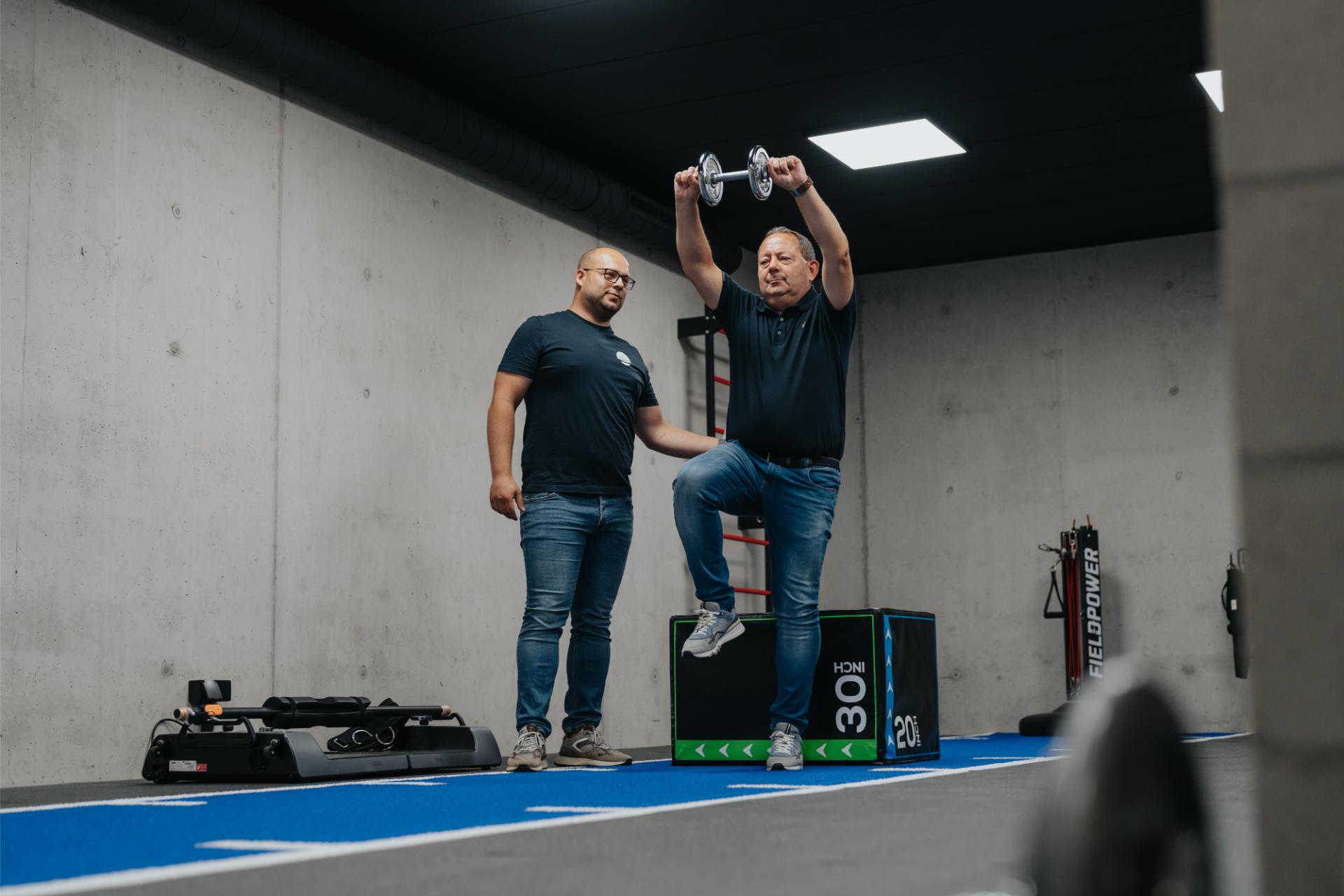 Patiënt traint onder begeleiding bij Refit met actieve oefentherapie voor kracht, stabiliteit en herstel