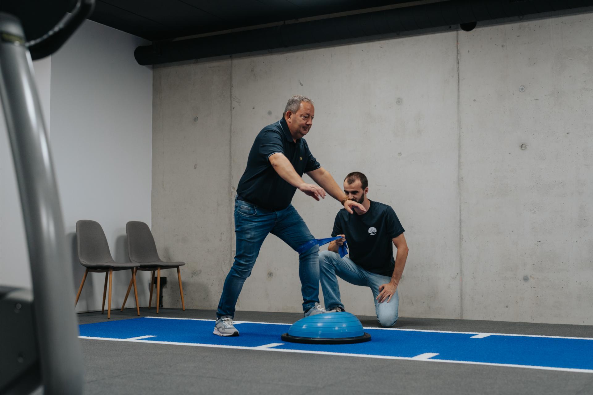 Patiënt traint onder begeleiding bij Refit met actieve oefentherapie voor kracht, stabiliteit en herstel