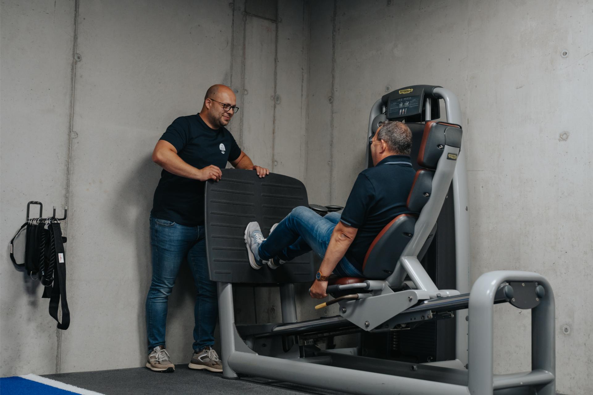 Patiënt traint onder begeleiding bij Refit met actieve oefentherapie voor kracht, stabiliteit en herstel