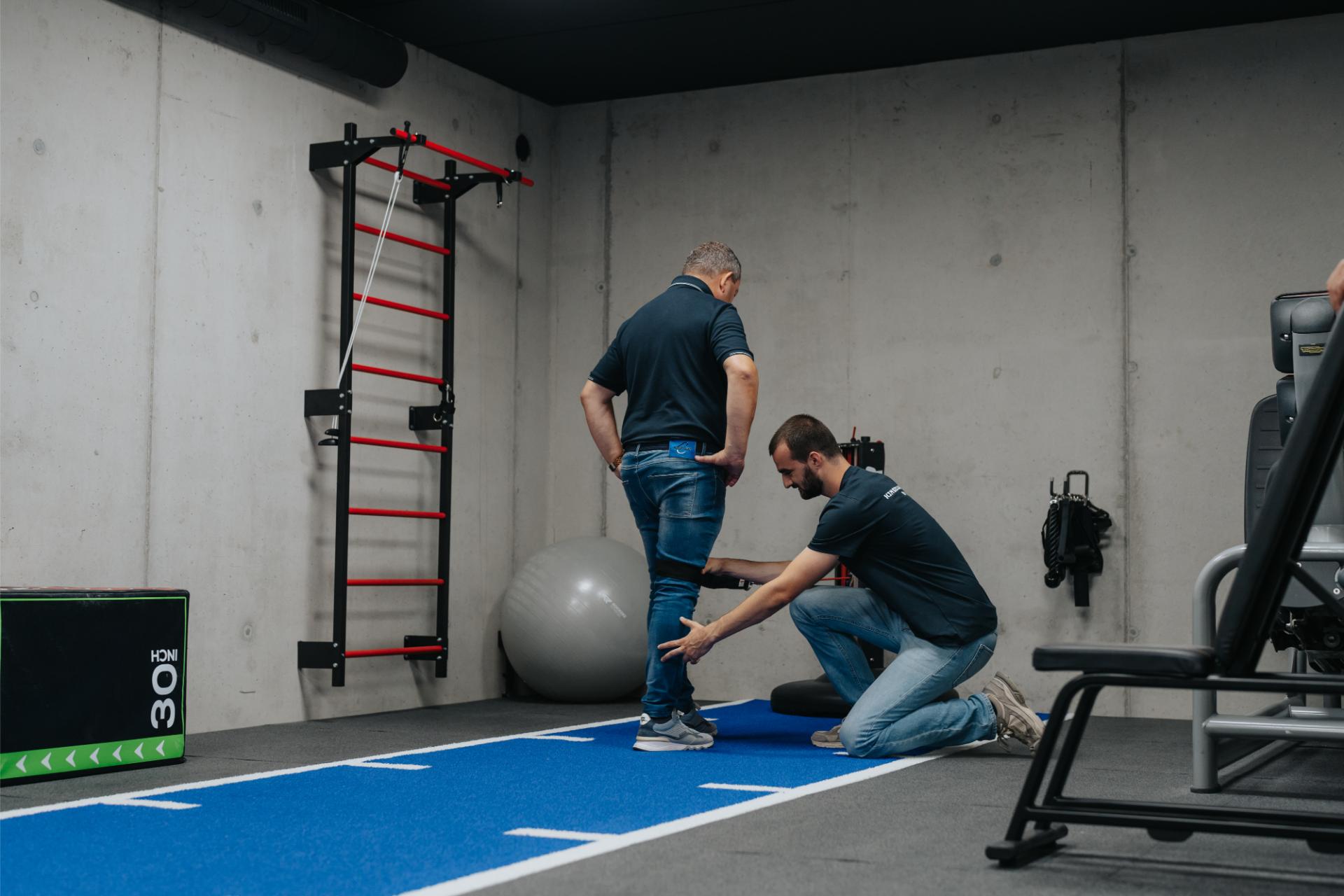 Patiënt traint onder begeleiding bij Refit met actieve oefentherapie voor kracht, stabiliteit en herstel