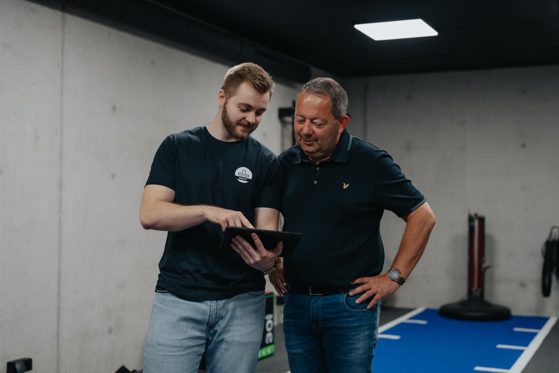 Patiënt traint onder begeleiding bij Refit met actieve oefentherapie voor kracht, stabiliteit en herstel