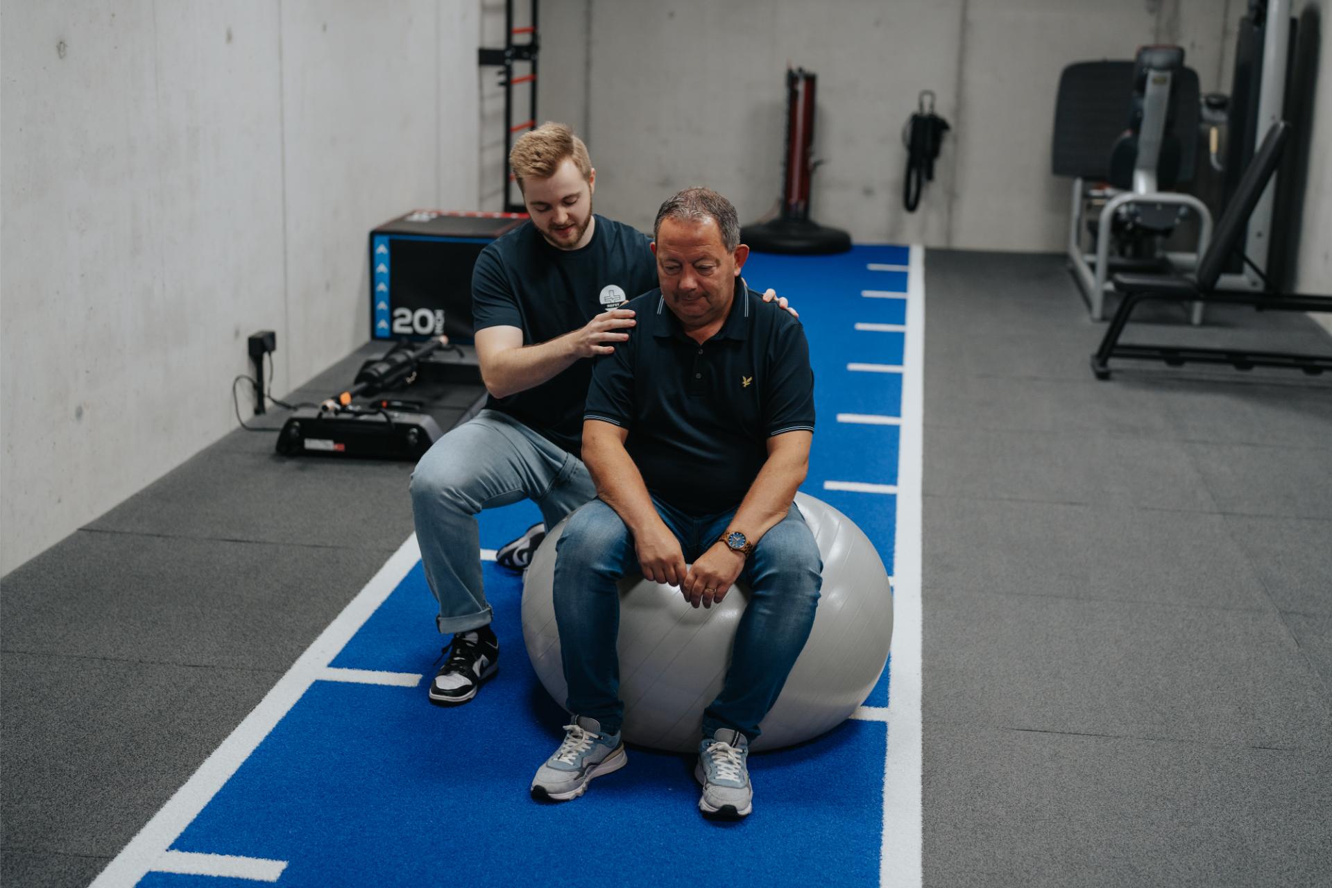 Patiënt traint onder begeleiding bij Refit met actieve oefentherapie voor kracht, stabiliteit en herstel
