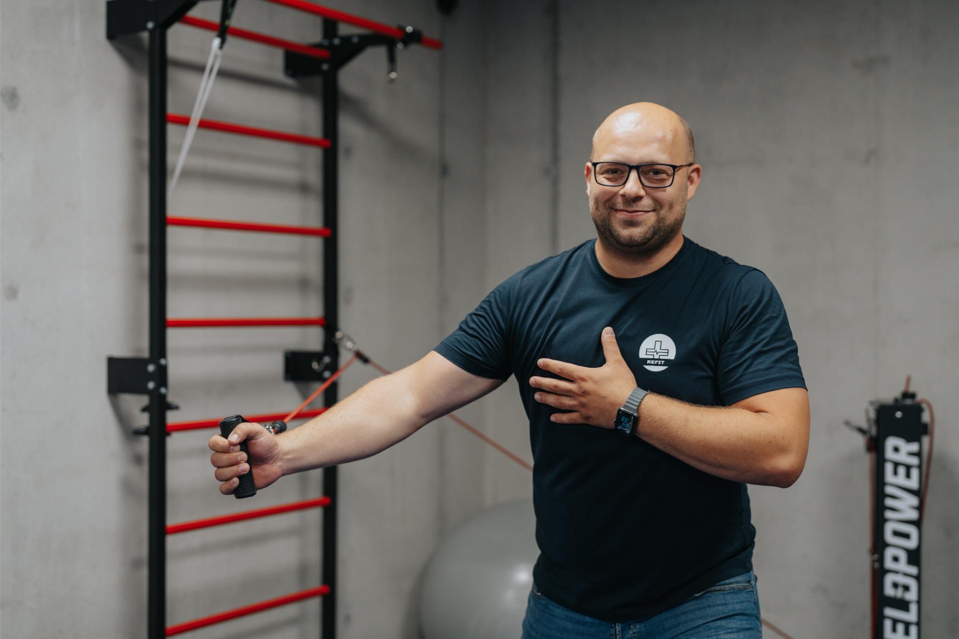 Patiënt traint onder begeleiding bij Refit met actieve oefentherapie voor kracht, stabiliteit en herstel