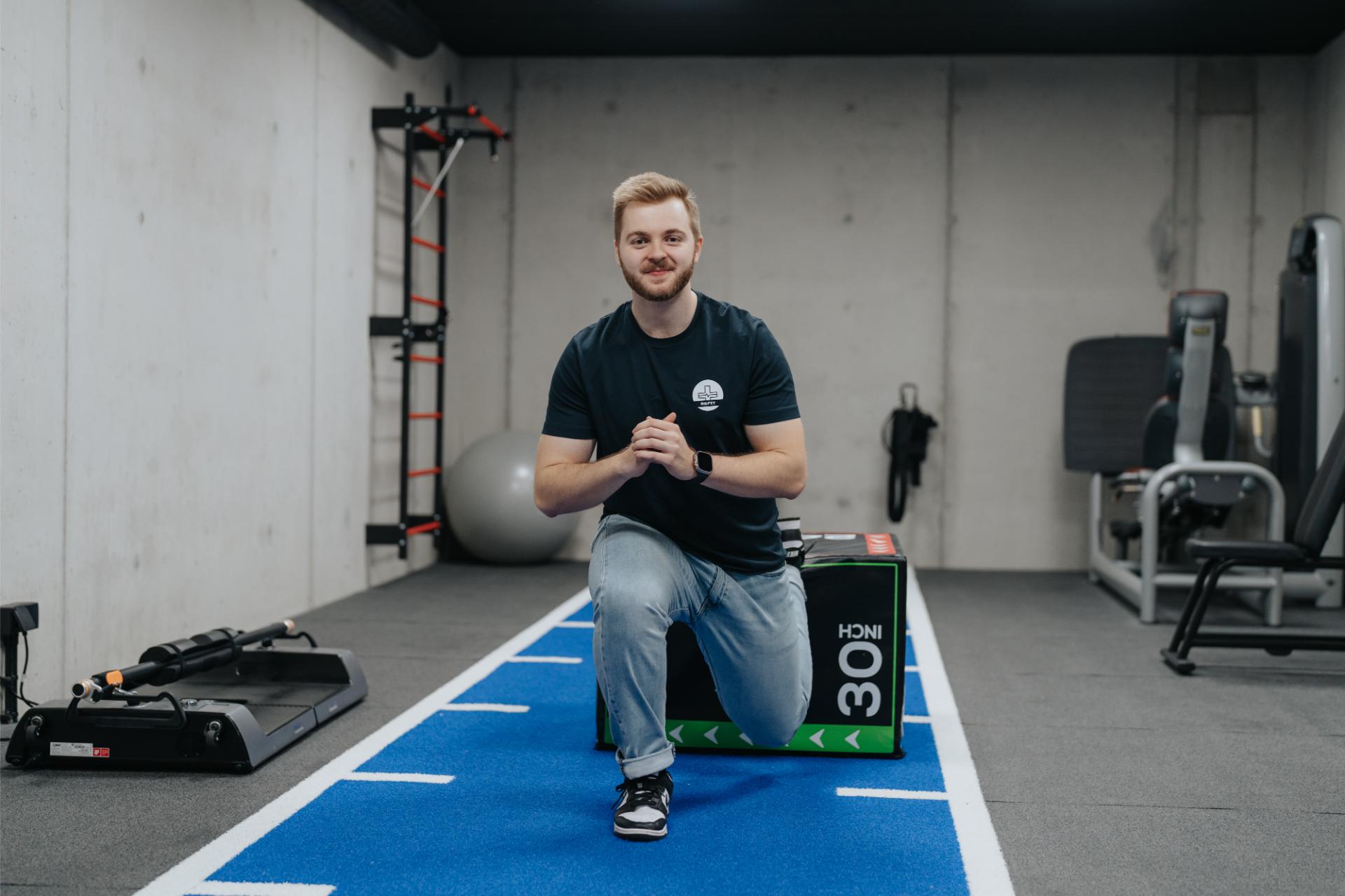 Patiënt traint onder begeleiding bij Refit met actieve oefentherapie voor kracht, stabiliteit en herstel