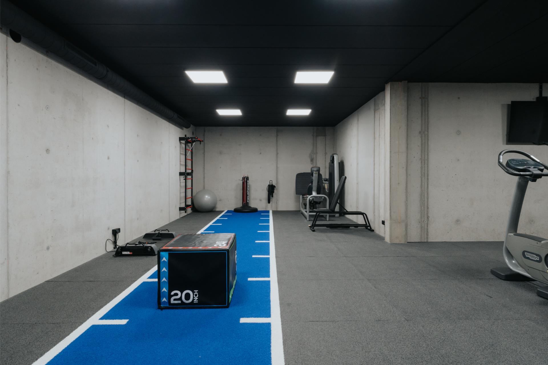 De moderne oefenzaal van Refit in Pelt voor oefentherapie, revalidatie en sportgerichte begeleiding