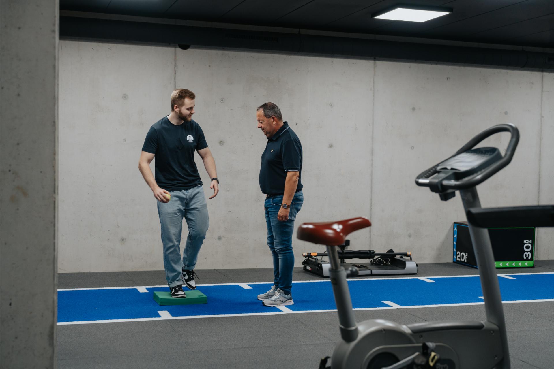 De moderne oefenzaal van Refit in Pelt voor oefentherapie, revalidatie en sportgerichte begeleiding