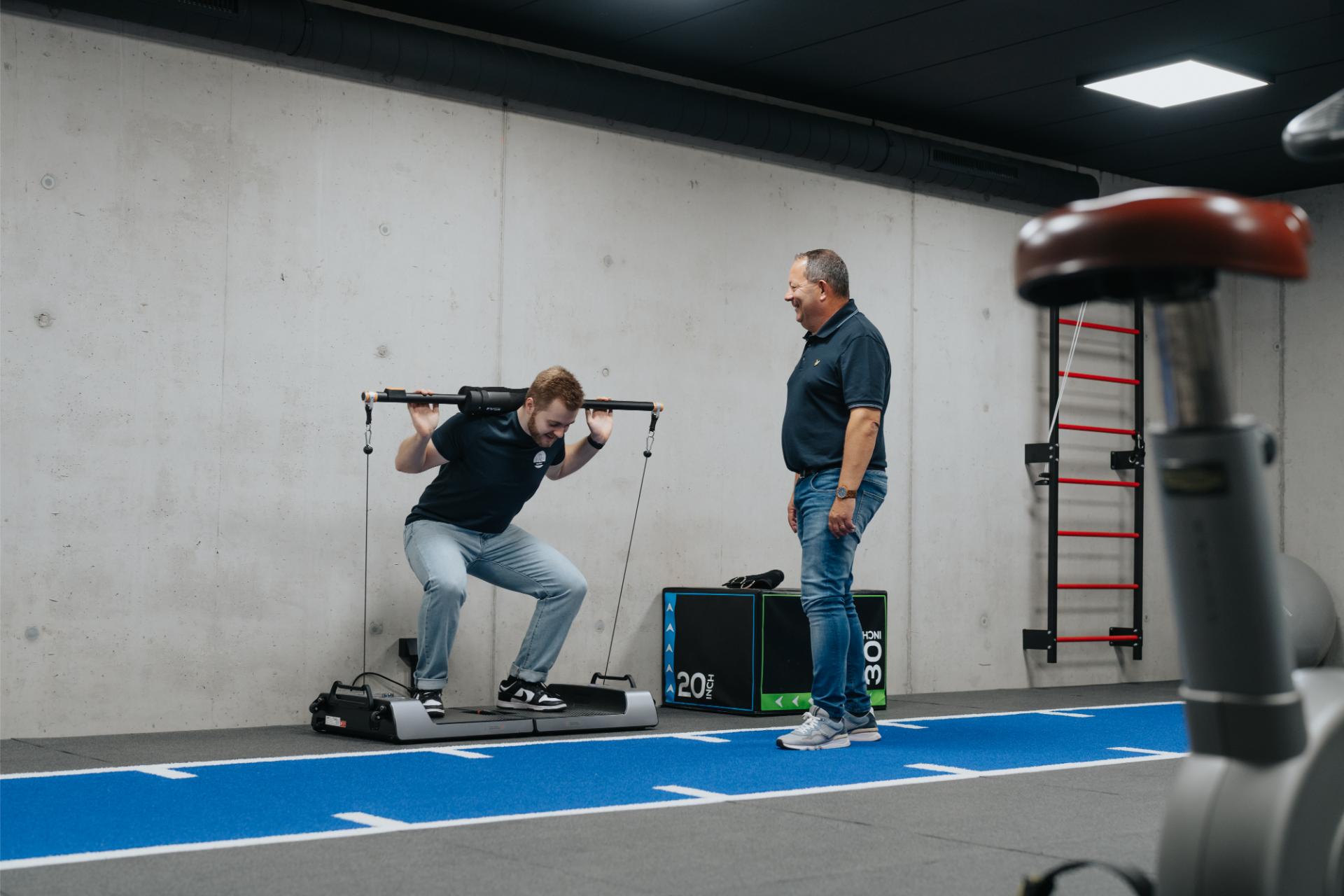 Patiënt traint onder begeleiding bij Refit met actieve oefentherapie voor kracht, stabiliteit en herstel