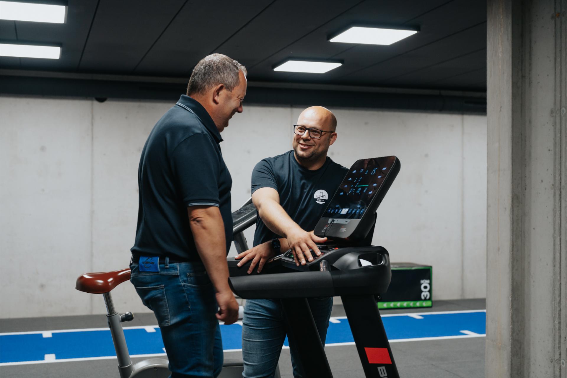 Patiënt traint onder begeleiding bij Refit met actieve oefentherapie voor kracht, stabiliteit en herstel