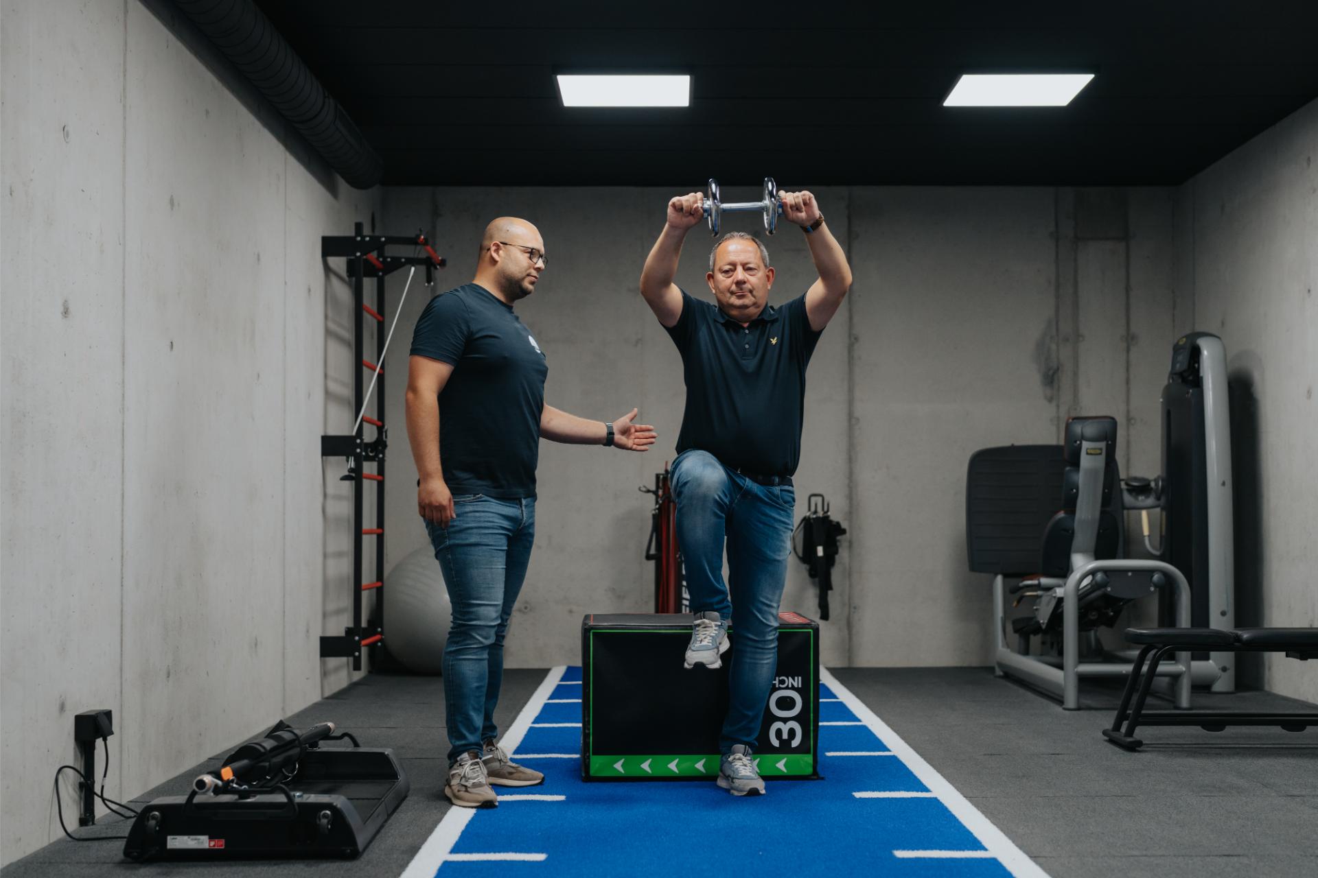 Patiënt traint onder begeleiding bij Refit met actieve oefentherapie voor kracht, stabiliteit en herstel