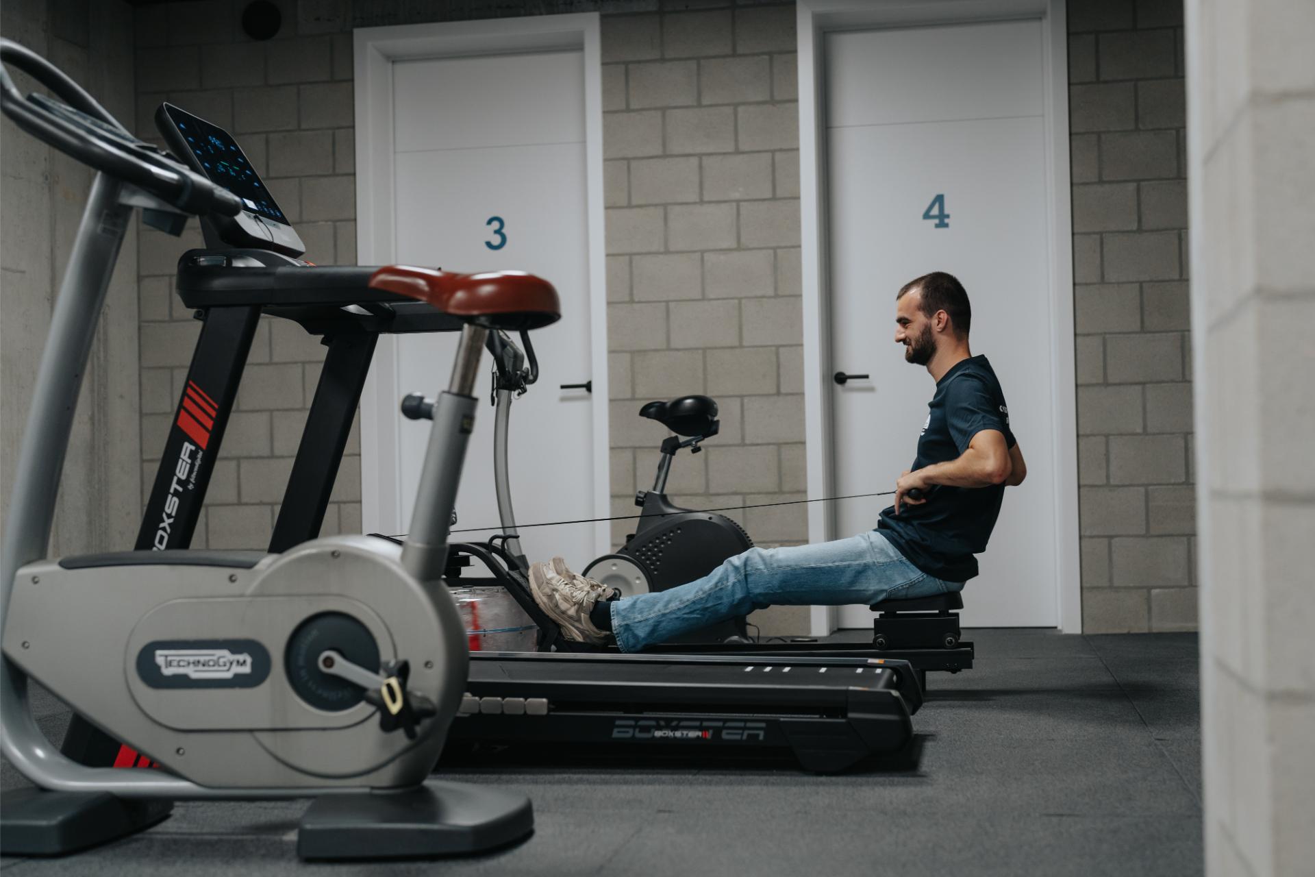 Patiënt traint onder begeleiding bij Refit met actieve oefentherapie voor kracht, stabiliteit en herstel