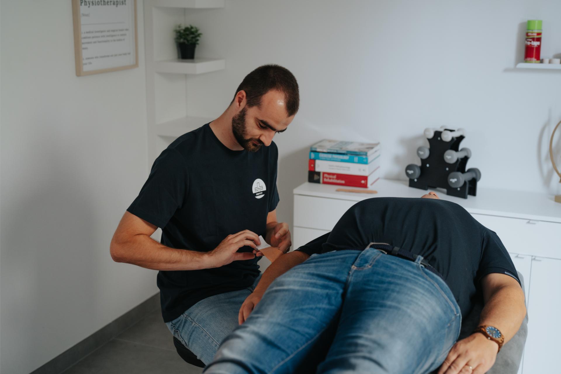 Kinesitherapeut van Refit begeleidt een patiënt met gerichte therapie voor mobiliteit en herstel